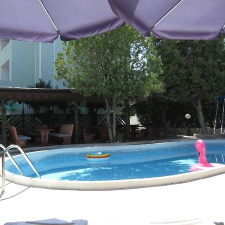 Hostel Papagal Varna Esterno foto