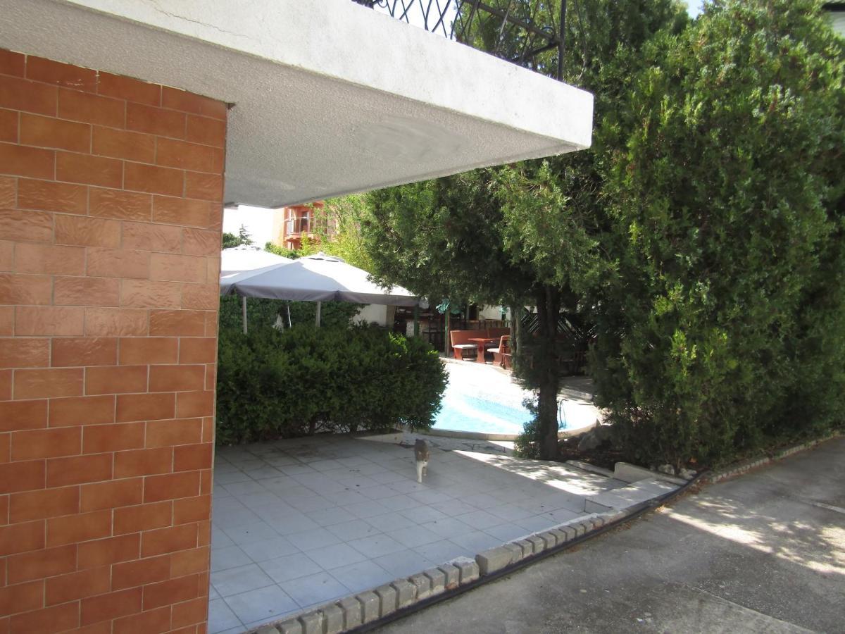 Hostel Papagal Varna Esterno foto