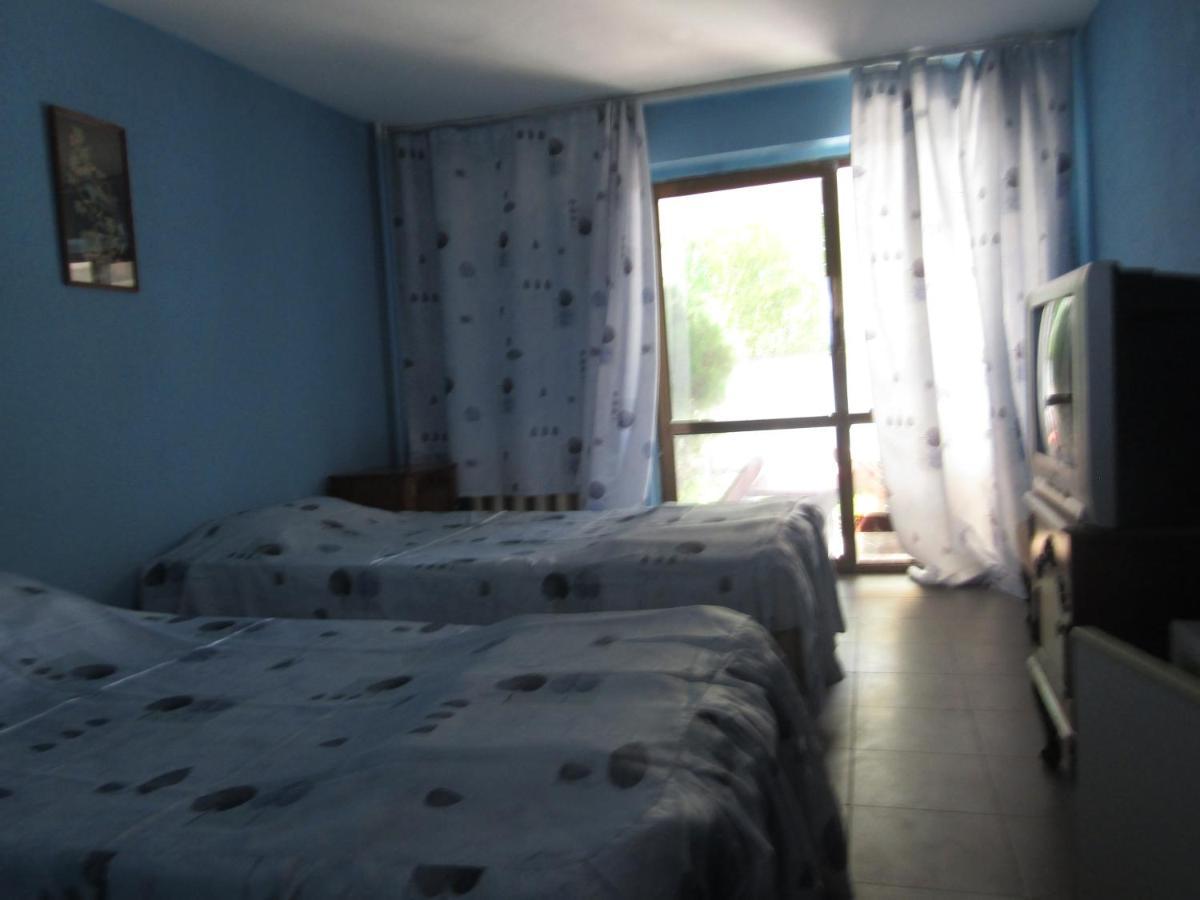 Hostel Papagal Varna Esterno foto