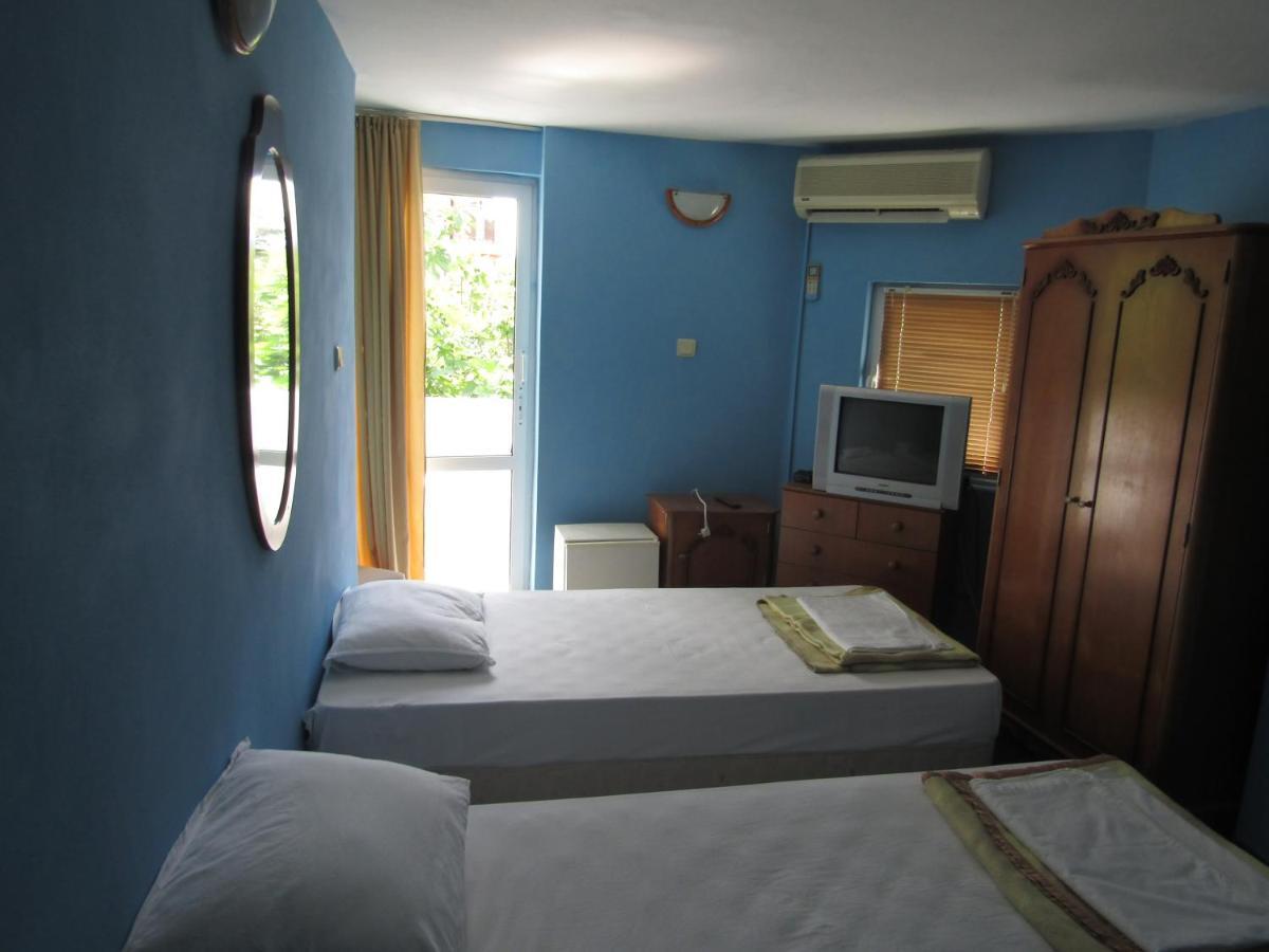 Hostel Papagal Varna Esterno foto