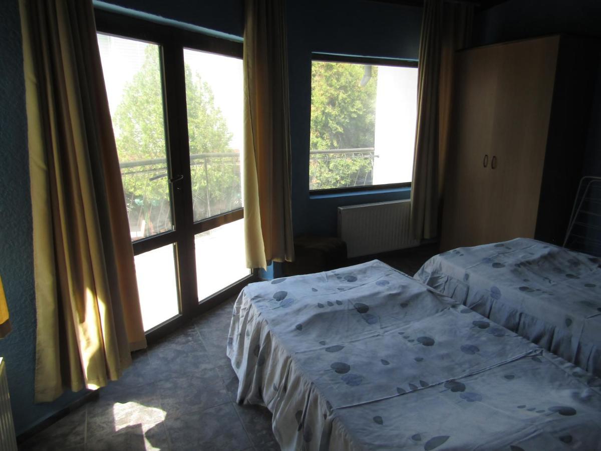 Hostel Papagal Varna Esterno foto