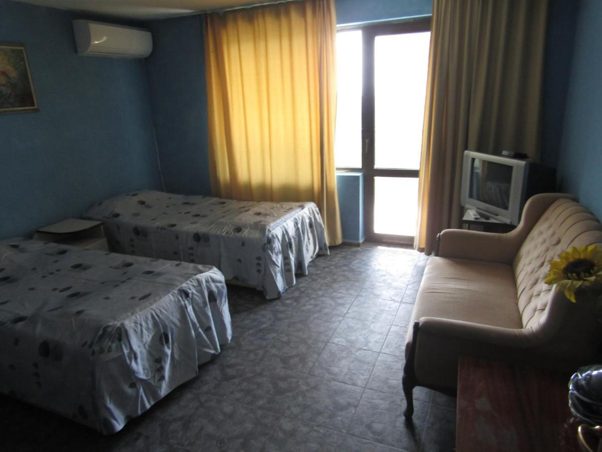 Hostel Papagal Varna Esterno foto