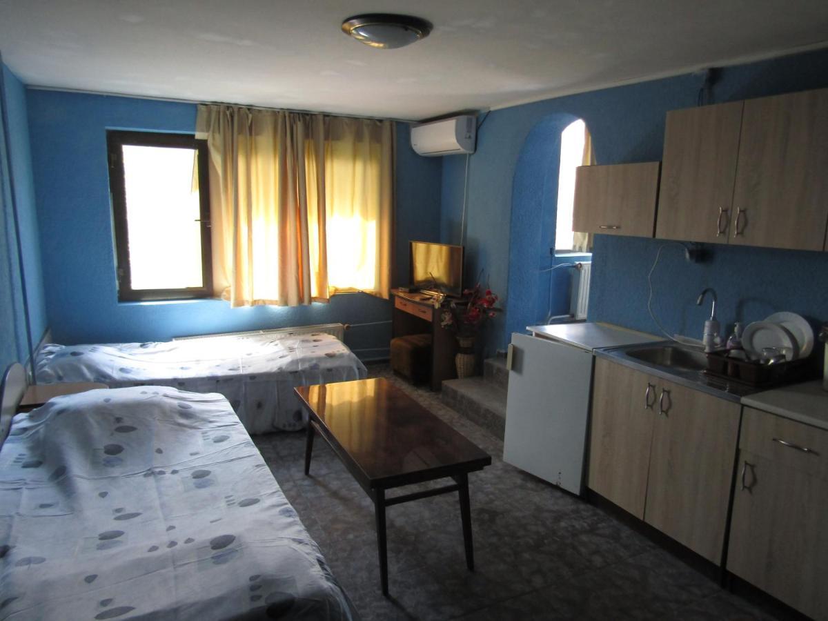 Hostel Papagal Varna Esterno foto