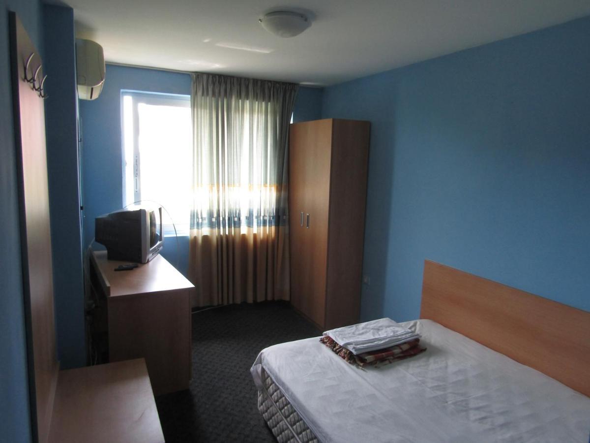 Hostel Papagal Varna Esterno foto