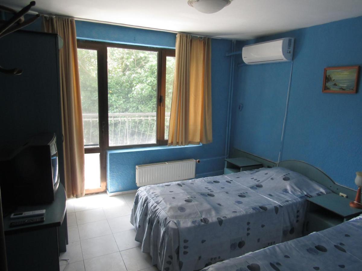 Hostel Papagal Varna Esterno foto