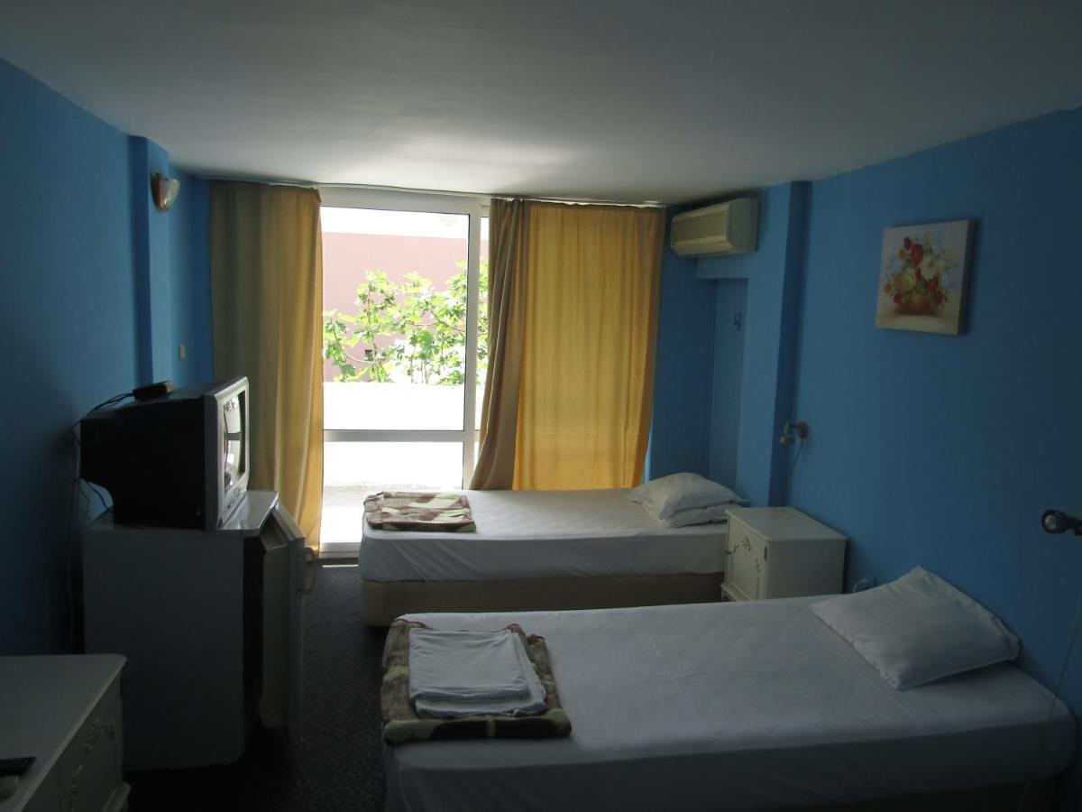 Hostel Papagal Varna Esterno foto