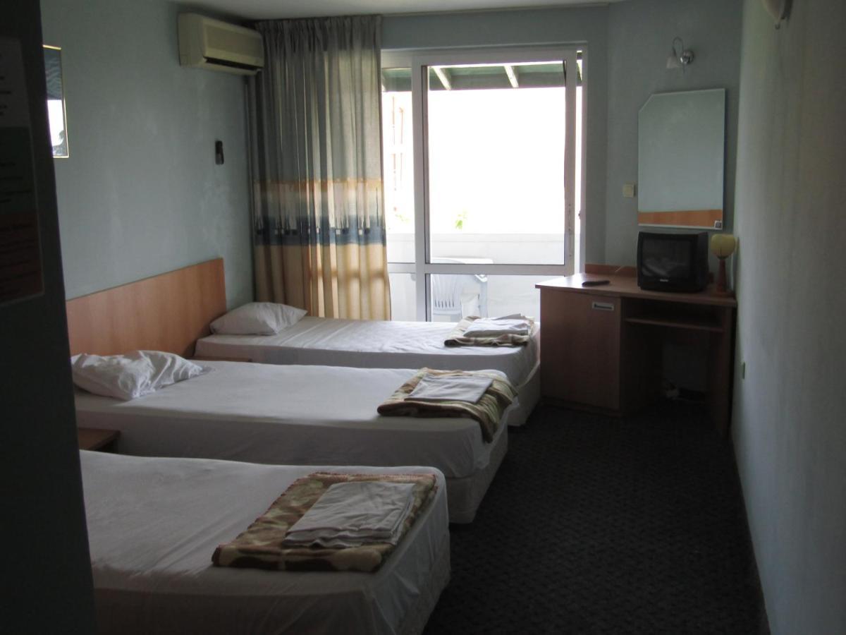 Hostel Papagal Varna Esterno foto