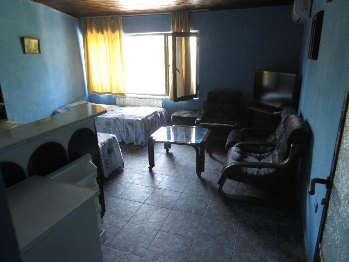 Hostel Papagal Varna Esterno foto