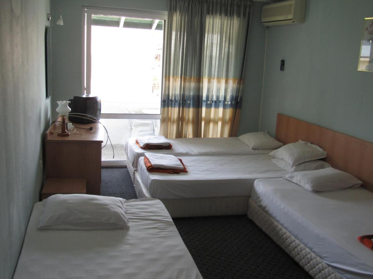 Hostel Papagal Varna Esterno foto