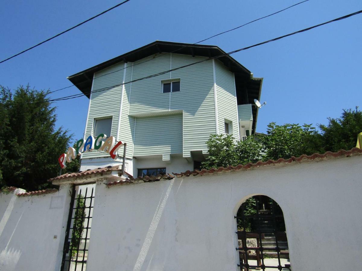 Hostel Papagal Varna Esterno foto