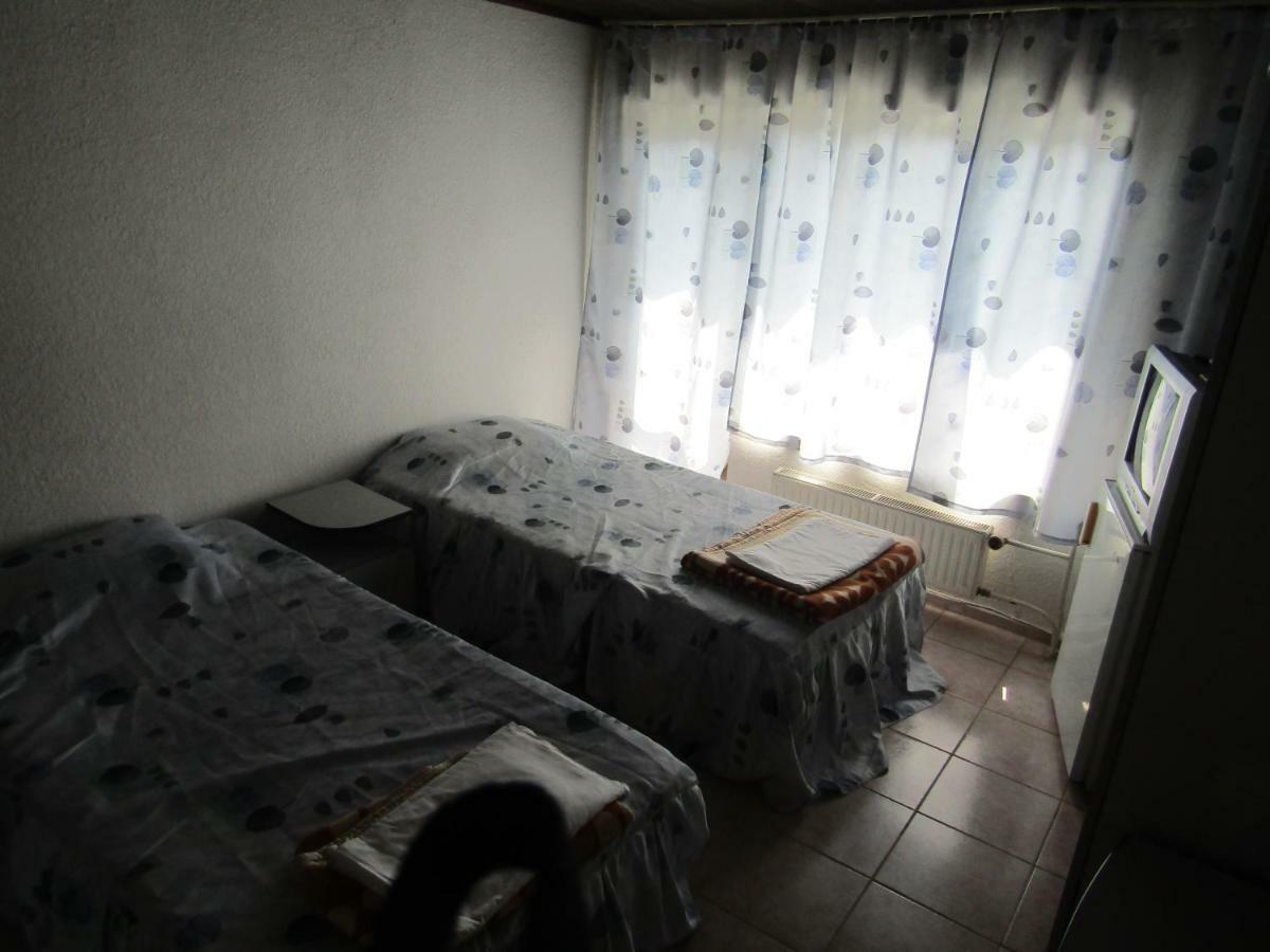 Hostel Papagal Varna Esterno foto