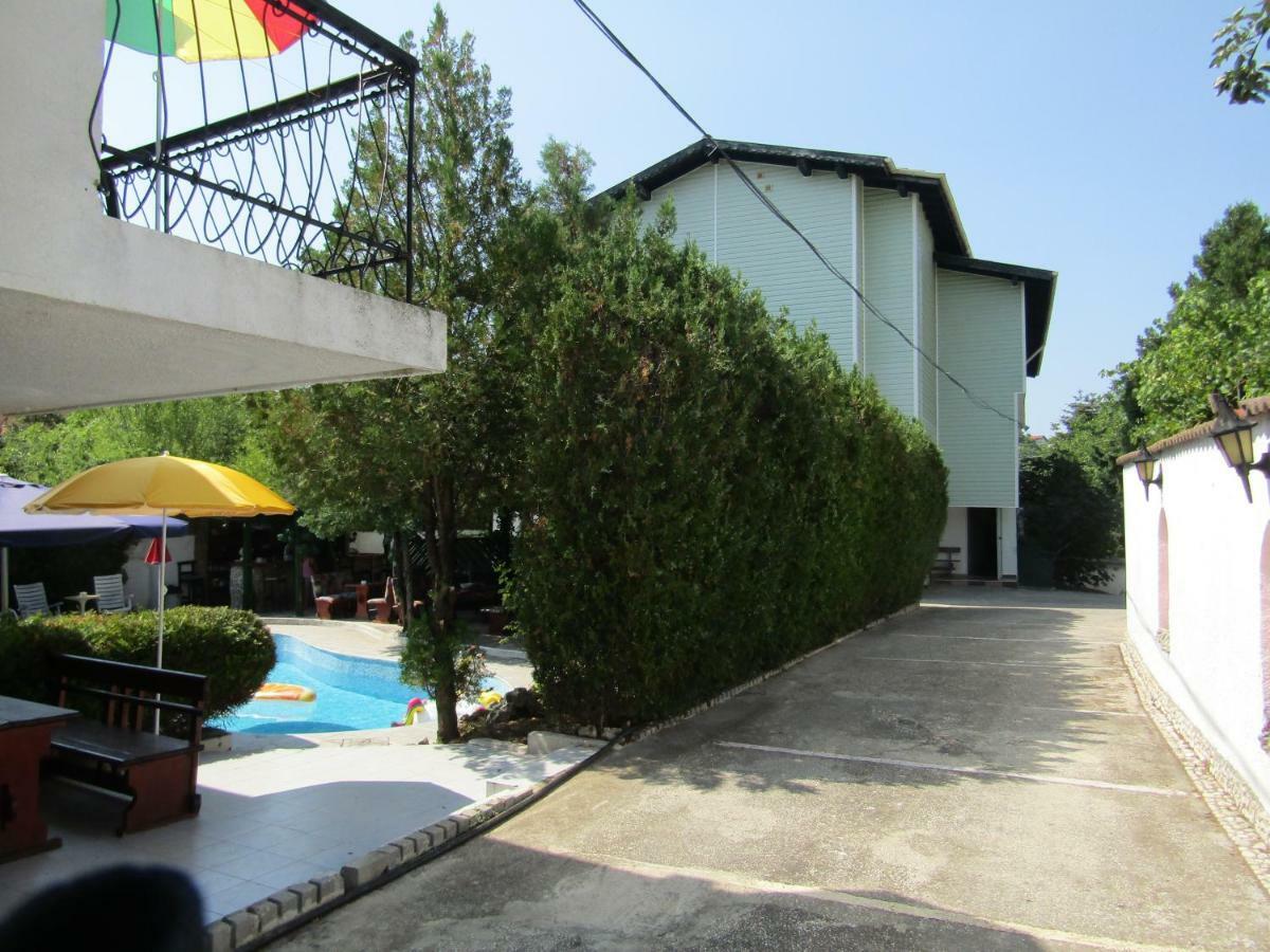 Hostel Papagal Varna Esterno foto