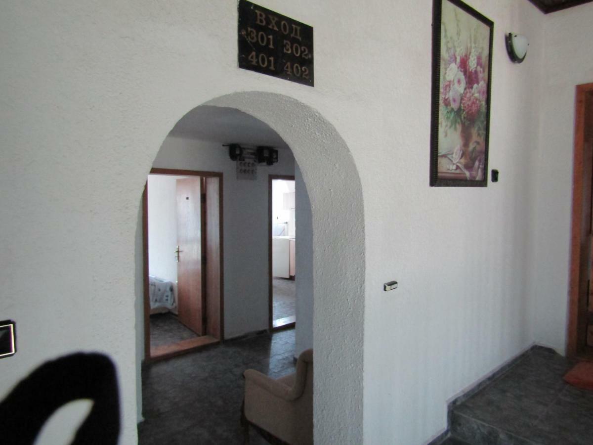Hostel Papagal Varna Esterno foto