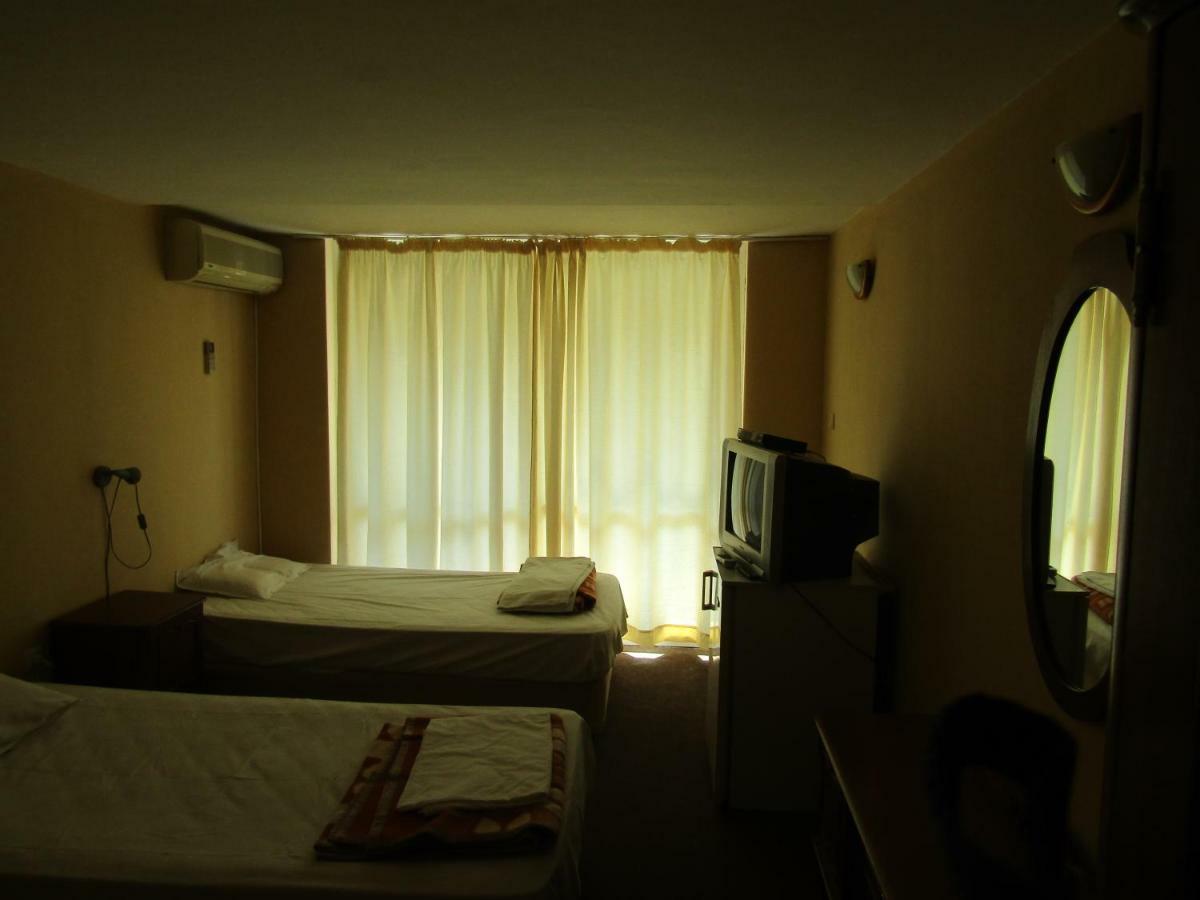 Hostel Papagal Varna Esterno foto