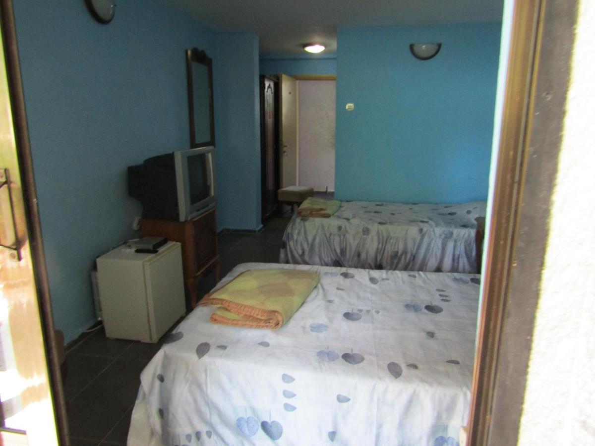 Hostel Papagal Varna Esterno foto