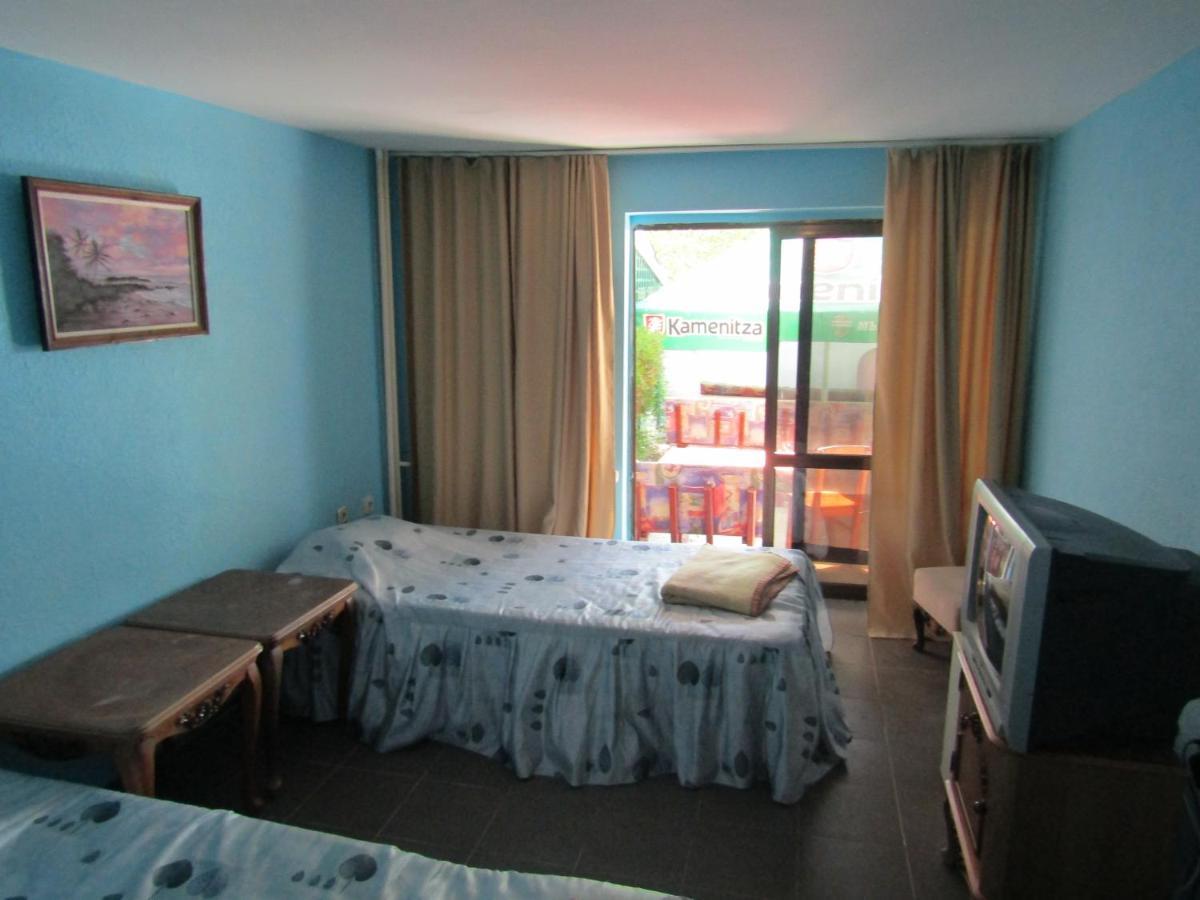 Hostel Papagal Varna Esterno foto
